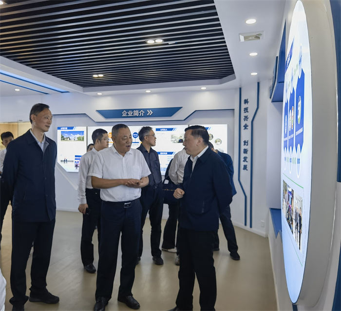 省科技廳徐光輝廳長(zhǎng)一行蒞臨我司調(diào)研凹土產(chǎn)業(yè)發(fā)展